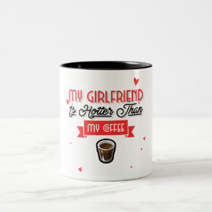 Min flickvän är hetare än mitt kaffe Två-Tonad mugg