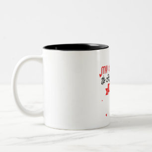 Min flickvän är varmare än min kaffe Två-Tonad mugg