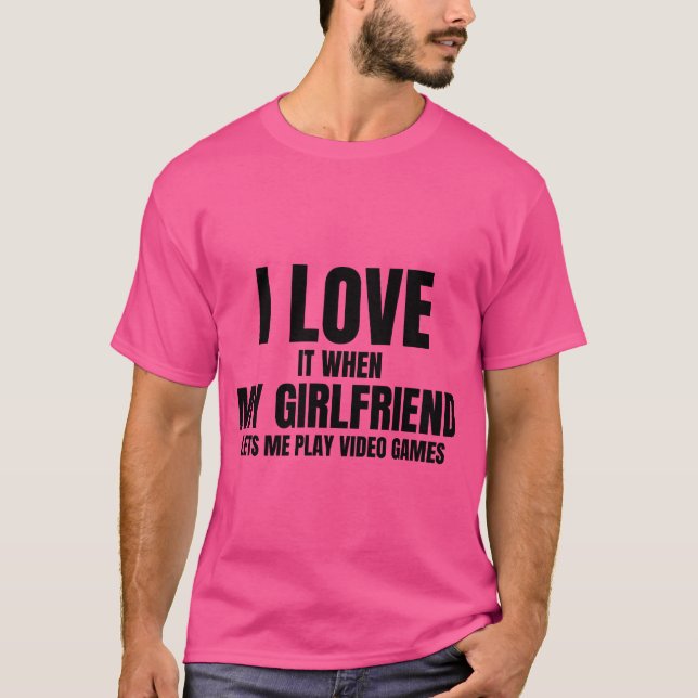Min flickvän låter mig spela videospel vänner vin t shirt (Framsida)