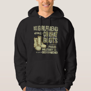 Min flickvän sätter på sig stridsstövlar - Militär Hoodie