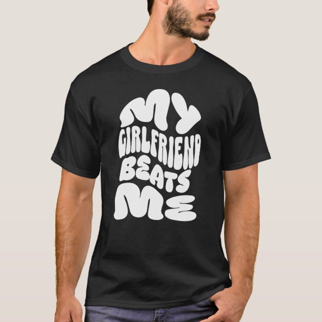 Min flickvän slår mig, Sarcastic Par Gift. T Shirt (Framsida)