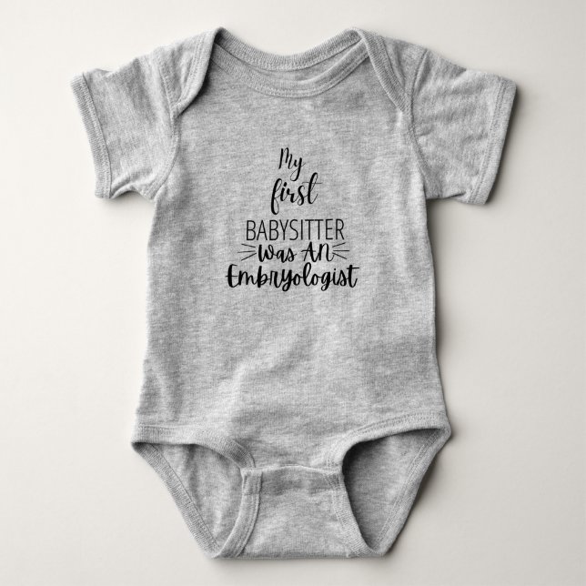 Min första barnvakt var en embryolog söt baby  t shirt (Framsida)