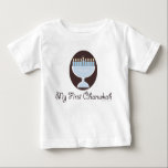 Min första Chanukah Hanukkah begynna T-shirt<br><div class="desc">Ljusa ett gulligt och söt - blått- och vitmenoran på en mörk bryner bakgrund som firar bebis första festival av ljus på unge- och spädbarnHanukkah dräkt och brevpapper,  som gör gulliga Chanukah gåvor.</div>