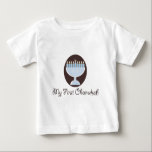 Min första Chanukah Hanukkah begynna T skjorta T Shirt<br><div class="desc">Ljusa ett gulligt och söt - blått- och vitmenoran på en mörk bryner bakgrund som firar bebis första festival av ljus på unge- och spädbarnHanukkah dräkt och brevpapper,  som gör gulliga Chanukah gåvor.</div>