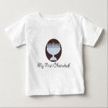 Min första Chanukah Hanukkah begynna T skjorta T Shirt<br><div class="desc">Ljusa ett gulligt och söt - blått- och vitmenoran på en mörk bryner bakgrund som firar bebis första festival av ljus på unge- och spädbarnHanukkah dräkt och brevpapper,  som gör gulliga Chanukah gåvor.</div>