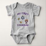 Min första Chanukah T Shirt<br><div class="desc">Fira baby i första Chanukah med personlig Hanukkah-menorah,  drömmar och judisk stjärna med adjektiv "Min första Chanukah".</div>