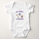 Min första Chanukah T Shirt<br><div class="desc">Firar baby först Chanukah med personlig Hanukkah menorah, drömmar och judisk stjärna med berömvärd "Min första Chanukah".</div>