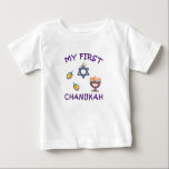 Min första Chanukah   T Shirt<br><div class="desc">Firar baby först Chanukah med personlig Hanukkah menorah,  drömmar och judisk stjärna med berömvärd "Min första Chanukah".</div>