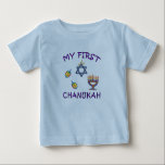 Min första Chanukah T Shirt<br><div class="desc">Fira bebis första Chanukah med den personligHanukkah menoran,  dreidels och den judiska stjärnan med förtjusande "min första Chanukah".</div>