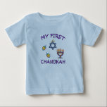 Min första Chanukah T Shirt<br><div class="desc">Fira bebis första Chanukah med den personligHanukkah menoran,  dreidels och den judiska stjärnan med förtjusande "min första Chanukah".</div>