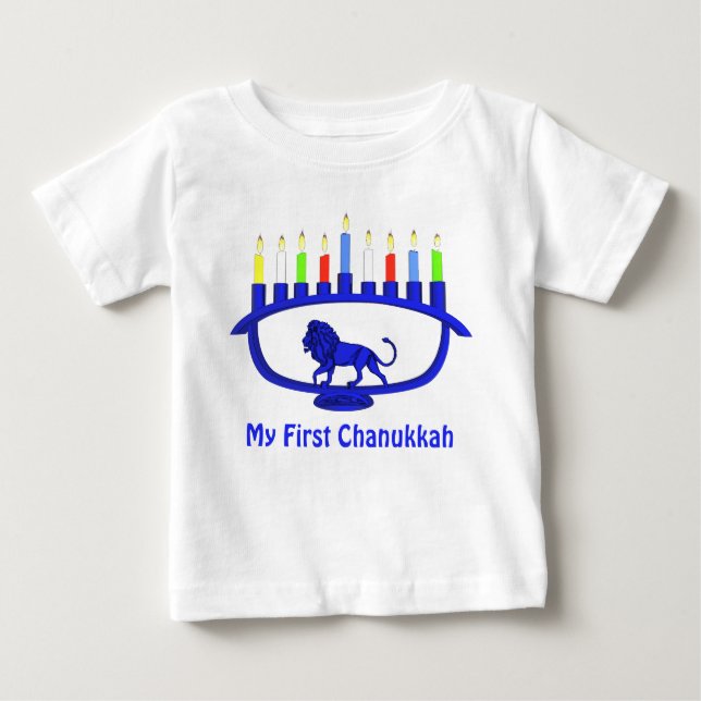 Min första Chanukkah - Blue Lejon Menorah Tee (Framsida)