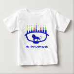Min första Chanukkah Blue Lejon Menorah Tee Shirt<br><div class="desc">Den har en lejon Chanukkah-menorah med alla åtta ljus och schampasbränningen. Anpassadets text där det står "My First Chanukkah" visas också. Chanukkah är Ljus festival mitt i vintern.</div>