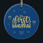 Min första Hanukkah Blue, Star, Menorah Julgransprydnad Keramik<br><div class="desc">Grattis till den första Hanukkahs glädje med ett speciellt, personlig foto av ditt nyfödda! Den här unika designen har elegant färg av blått och gyllene med stjärnor av David, en menorah och typografi. Ändra texten enkelt genom att klicka på alternativet "Anpassa den här mallen". Checka ut samlingen för matchande objekt....</div>