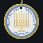 Min första Hanukkah Photo Blue Guld Personlig Julgransprydnad Keramik<br><div class="desc">Anpassa den här söta blåblå och guld MY 1ST HANUKKAH-prydnaden för en vänlig keepy. Ladda upp ditt baby-foto på ena sidan och lägg till baby namn och året på den andra. Den traditionella blåa och guld Hanukkah-färg framhävs av en enkel guld-ton Menorah i mitten. Skapa din egen anpassningsbar Baby första...</div>