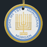 Min första Hanukkah Photo Blue Guld Personlig Julgransprydnad Keramik<br><div class="desc">Anpassa den här söta blåblå och guld MY 1ST HANUKKAH-prydnaden för en vänlig keepy. Ladda upp ditt baby-foto på ena sidan och lägg till baby namn och året på den andra. Den traditionella blåa och guld Hanukkah-färg framhävs av en enkel guld-ton Menorah i mitten. Skapa din egen anpassningsbar Baby första...</div>