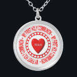 Min första Heliga Communion Necklace Silverpläterat Halsband<br><div class="desc">Det här halsbandet har en värd omgiven av värme och har ett "3-D"-utseende i mitten med Jesus namn på det. Omkring allt detta finns ord "Min första Heliga-förening".</div>