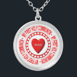 Min första Heliga Communion Necklace Silverpläterat Halsband<br><div class="desc">Det här halsbandet har en värd omgiven av värme och har ett "3-D"-utseende i mitten med Jesus namn på det. Omkring allt detta finns ord "Min första Heliga-förening".</div>