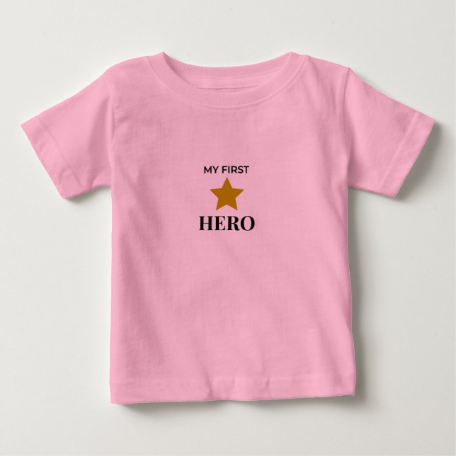 Min Första Hjälte T-Shirt – Känslosam Fars Dag  (Framsida)