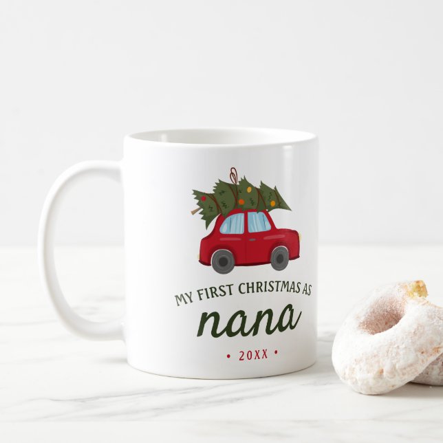 Min första jul som Nana Röd bil Träd Kaffemugg (Med munk)