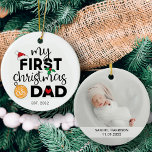Min första jul som pappa med namn och foto julgransprydnad keramik<br><div class="desc">Visa er lycka för er första jul som pappa med denna vackra prydnad som dekoreras med en röd julhatt,  löv och färgstark ljus som jul. Enkelt anpassade med baby namn och födelsedatum och ett av dina favoritbilder på motsatt sida.</div>