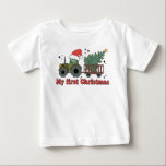 Min första julklapp - Farm Tractor T Shirt<br><div class="desc">Min första julklapp Farm Tractor Baby T-Shirt jul Flicka Baby T-Shirt har texten "Min första jul" i modern manustypografi som accentueras av en traktor som drar en släpvagn med Julgran. Perfektens julklapp till flicka eller pojke. Skapat av Evco Studio www.zazzle.com/store/evcostudio</div>