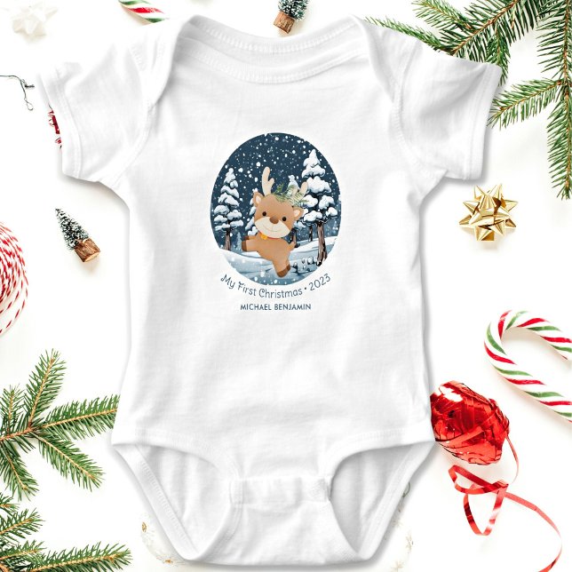 Min första julklapp Hjort i Snö T Shirt (My First Christmas Bodysuit. Cute baby deer prancing in snow. Personalize name and year.)