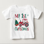 Min första julklapp, Santa Tractor Farm T Shirt<br><div class="desc">Min första julklapp i jultomten Farm-julskjortan Flicka Pojke Baby är märkt med texten "Min första jul" i modern manustypografi som accentueras av tomten som kör en traktor. Perfektens julklapp till flicka eller pojke. Skapat av Evco Studio www.zazzle.com/store/evcostudio</div>