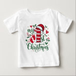Min första jultypografi Cute Santa Hat T Shirt<br><div class="desc">Min första jultypografi Cute Santa Hat Flicka Pojke Baby T-shirt har texten "Min första jul" i modern manustypografi som är accentuerad med fotavtryck från tomat,  holly och baby. Perfektens julklapp till flicka eller pojke. Skapat av Evco Studio www.zazzle.com/store/evcostudio</div>