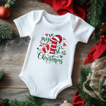 Min första jultypografi Cute Santa Hat T Shirt<br><div class="desc">Min första jultypografi Cute Santa Hat Flicka Baby Bodykosten har texten "Min första jul" i modern manustypografi som är accentuerad med fotavtryck från tomat,  holly och baby. Perfektens julklapp till flicka eller pojke. Skapat av Evco Studio www.zazzle.com/store/evcostudio</div>