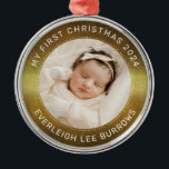Min första Julvita Personlig Baby Photo Julgransprydnad Metall<br><div class="desc">Eleganten "Min första jul" pryds med ditt flicka,  hennes fullt namn och hennes födelseår. Elegant,  vit text mot en guld-borstad faux metallisk bakgrund. Ladda bara upp fotot och flytta det till din plats. Skapa ett foto på baby ansikte. Byt ut det här exemplaret mot ett eget foto.</div>