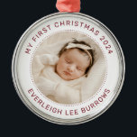 Min första Julvita Personlig Baby Photo Julgransprydnad Metall<br><div class="desc">Eleganten "Min första jul" pryds med ditt flicka, hennes fullt namn och hennes födelseår. Elegantens röda text. Ladda bara upp fotot och flytta det till din plats. Skapa ett foto på baby ansikte. Byt ut det här exemplaret mot ett eget foto. Klicka på Justera om du vill flytta runt fotot...</div>
