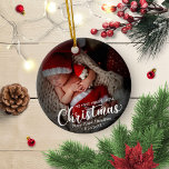 Min första Merry Little jul Newborn Baby Photo Julgransprydnad Keramik<br><div class="desc">Enkelt underbart prydnadsämne i baby första julen. Enkel att anpassa med din information. Kontakta mig via chatta om du har frågor om teckningen eller behöver anpassa den. OBS! Kontakta Zazzle Customer Care direkt om du behöver hjälp med beställningar,  frakt,  produktinformation osv.</div>
