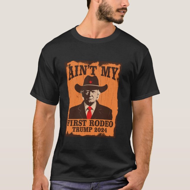 Min första rodeo Trump Western Cowboy 2024 Ult T Shirt (Framsida)