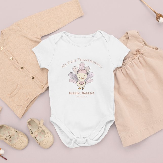 Min första Thanksgiving Little Turkey Girl T Shirt (Cute "My First Thanksgiving" Baby Girl Bodysuit. Hand-Drawn Little Turkey with Gingham Feathers.)