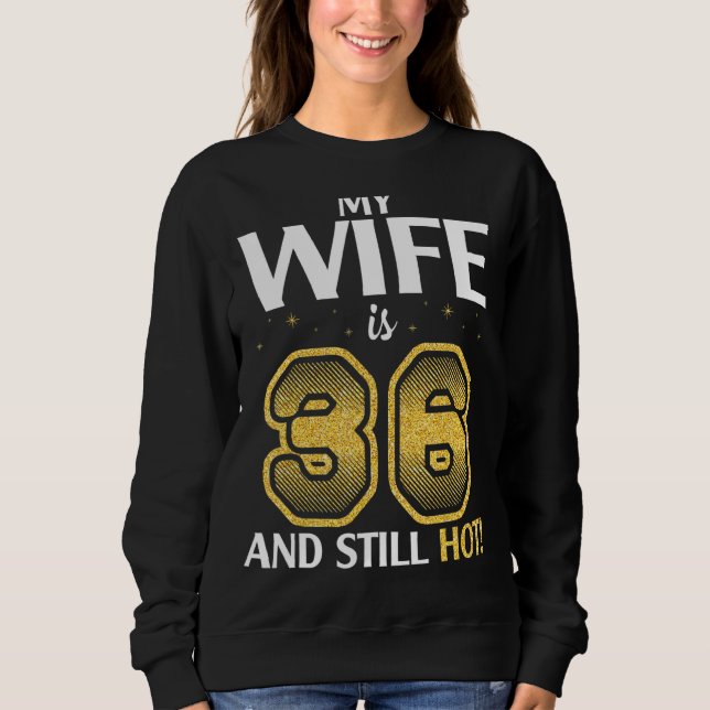Min fru är 36 år gammal och fortfarande Hett henne T Shirt (Framsida)