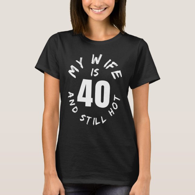 Min fru är 40 år och fortfarande Hett 40 dagar T Shirt (Framsida)