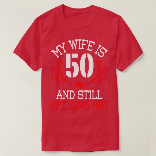 Min fru är 50 år gammal och röker fortfarande Hett T Shirt (Design framsida)