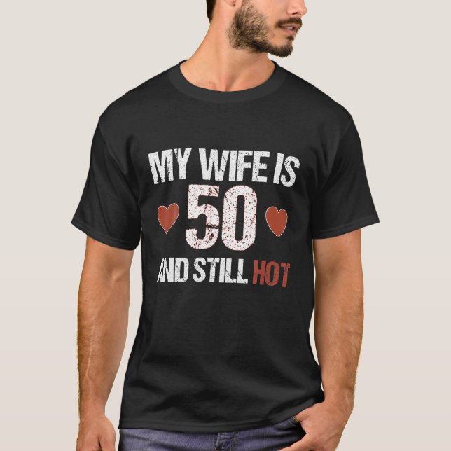 Min fru är 50 år och fortfarande 50 Hetters livsti T Shirt (Framsida)