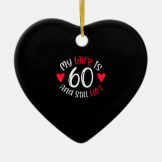 Min fru är 60 år och fortfarande Hett, roligt kons Julgransprydnad Keramik