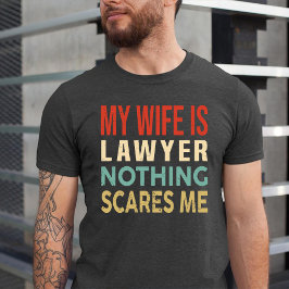 Min fru är advokat. Inget Skrämmer mig på födelsed T Shirt