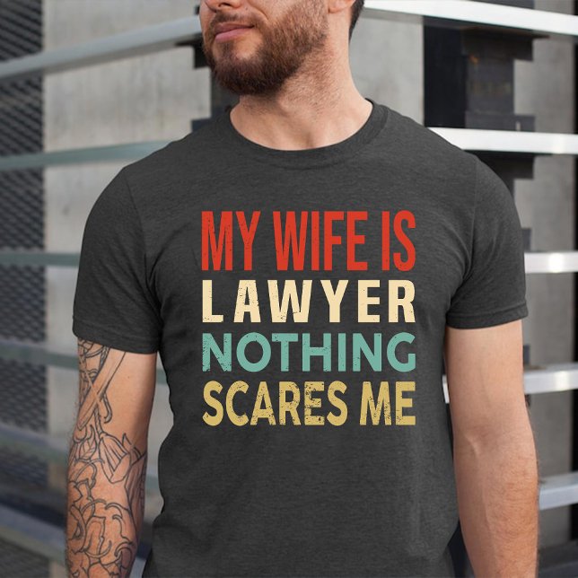 Min fru är advokat. Inget Skrämmer mig på födelsed T Shirt (My Wife Is Lawyer Nothing Scares Me Funny Birthday T-Shirt)