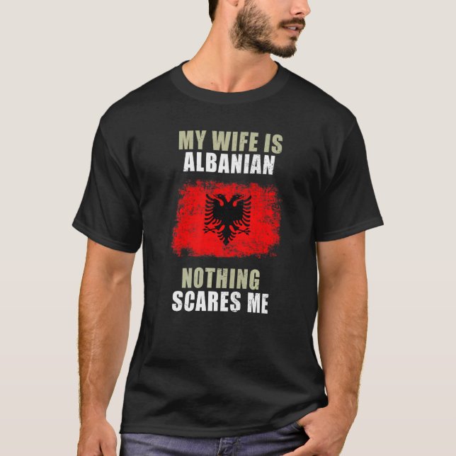 Min fru är albansk inget Skrämmer mig T Shirt (Framsida)