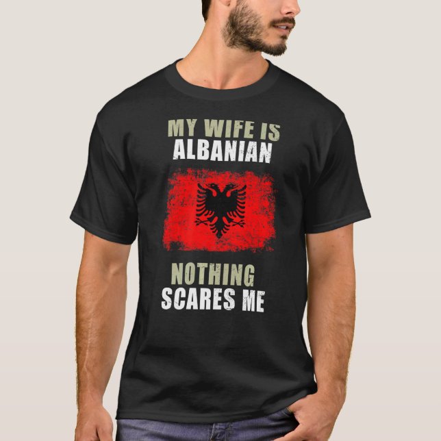Min fru är albansk inget Skrämmer mig T Shirt (Framsida)