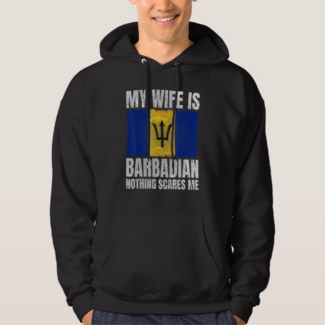 Min fru är Barbadian Ingenting Skrämmer mig Barbad Hoodie (Framsida)