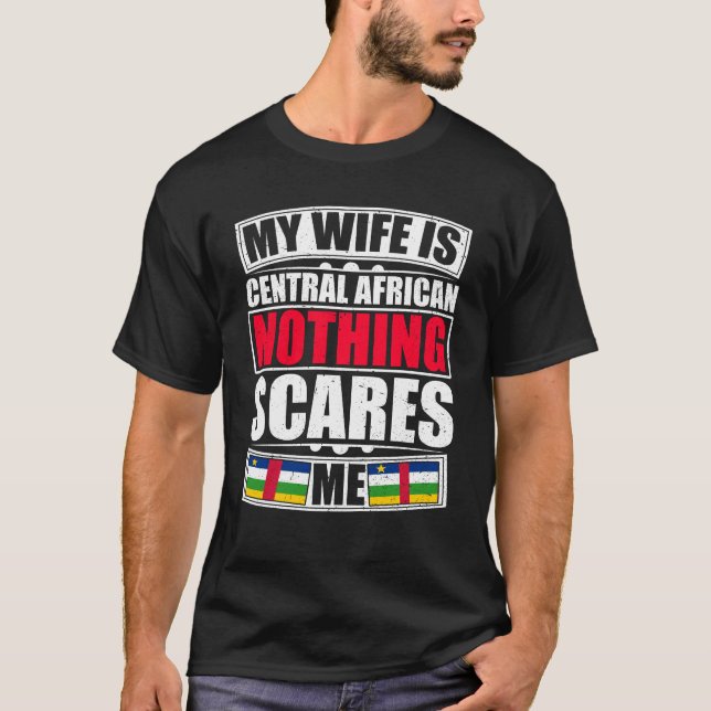 Min fru är Centralafrika.. Inget Skrämmer mig. T Shirt (Framsida)