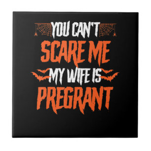 Min fru är en gravid, fin gåva på Halloween Kakelplatta