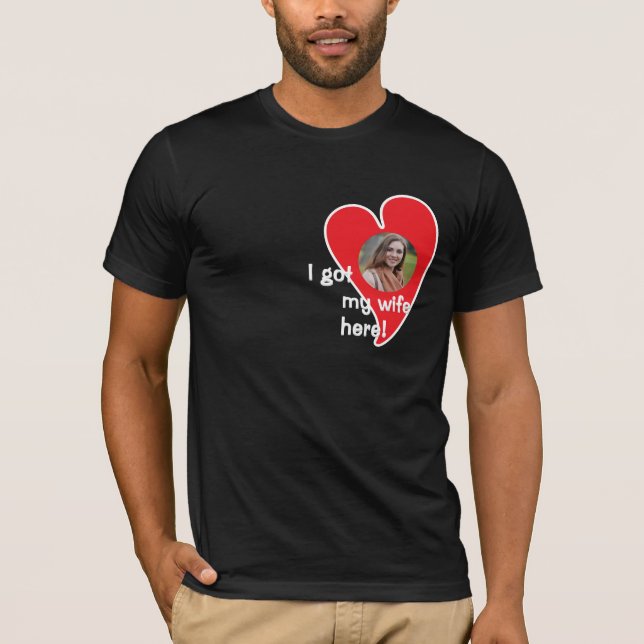Min fru är här! Foto Anpassad - Mörk T Shirt (Framsida)