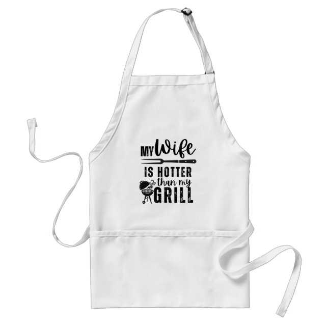 Min fru är hetare än min grill – rolig BBQ-apron  Förkläde (Framsidan)
