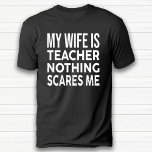 Min fru är lärare. Inget Skrämmer mig på årsdagen T Shirt<br><div class="desc">Lustigt årsjubileum svart T-Shirt för make.</div>