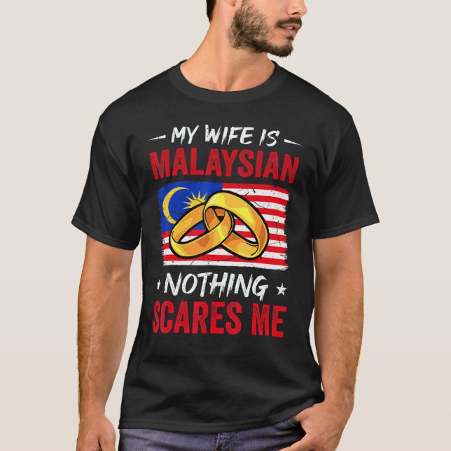 Min fru är malaysisk Inget skrämmer mig Malaysia H T Shirt (Framsida)
